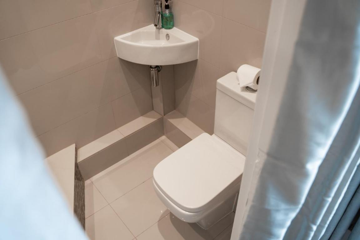 Perfectly Located Central Chester Town House -2Br ภายนอก รูปภาพ