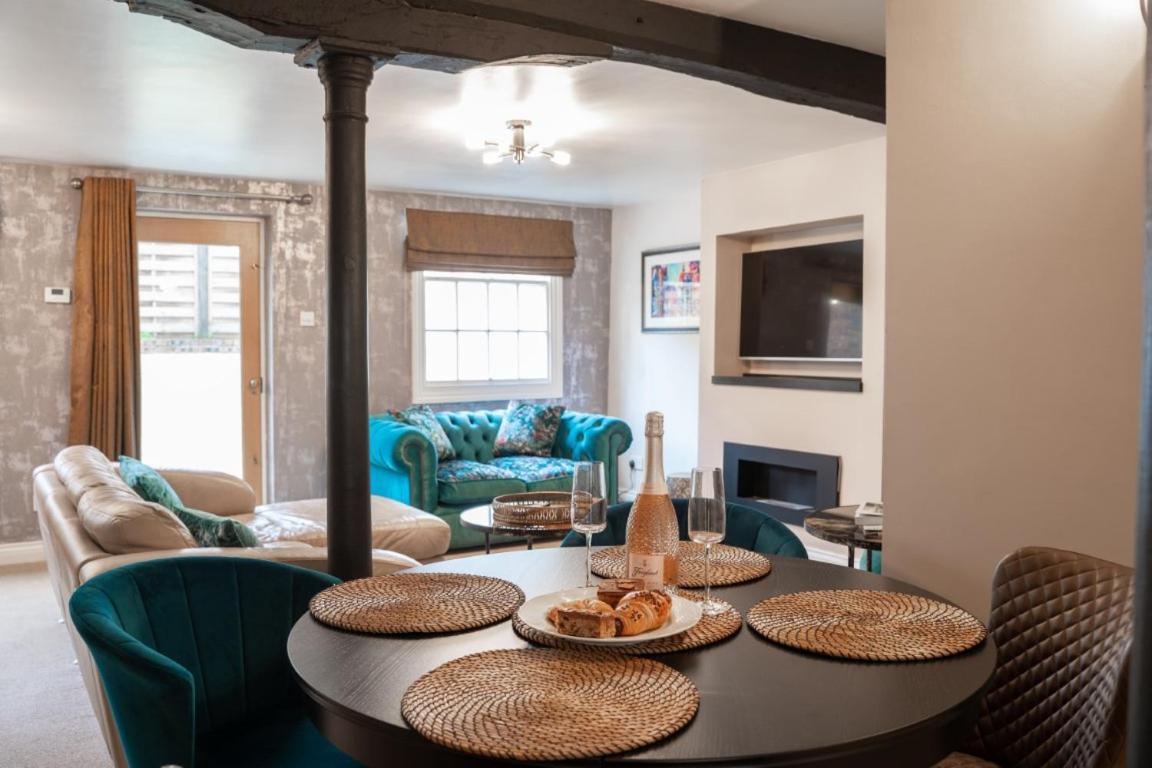Perfectly Located Central Chester Town House -2Br ภายนอก รูปภาพ