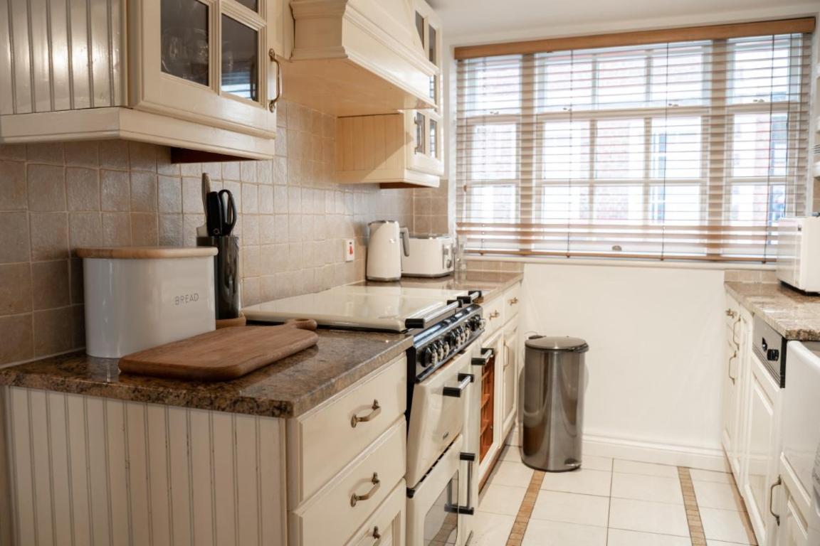 Perfectly Located Central Chester Town House -2Br ภายนอก รูปภาพ