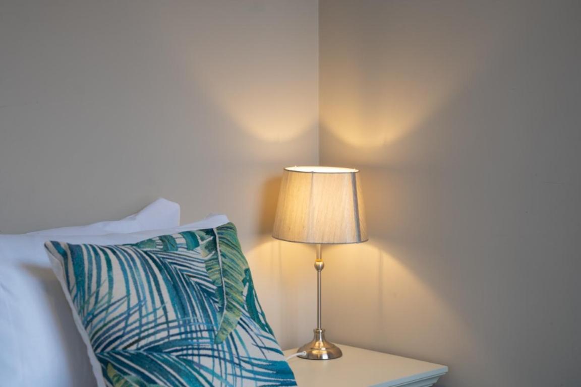 Perfectly Located Central Chester Town House -2Br ภายนอก รูปภาพ
