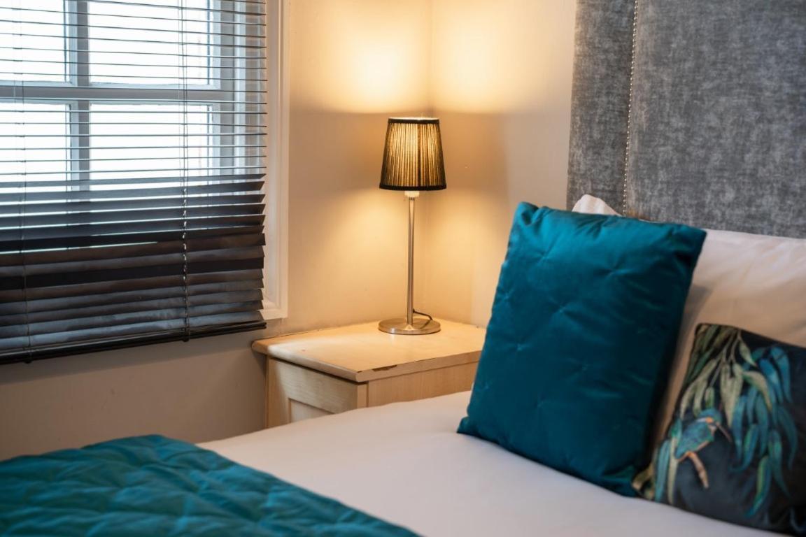 Perfectly Located Central Chester Town House -2Br ภายนอก รูปภาพ