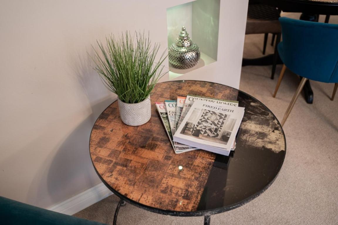 Perfectly Located Central Chester Town House -2Br ภายนอก รูปภาพ