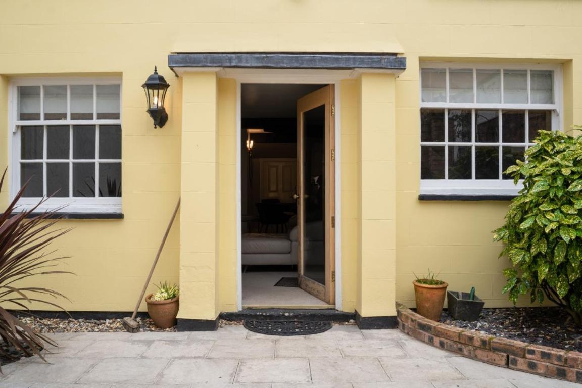 Perfectly Located Central Chester Town House -2Br ภายนอก รูปภาพ