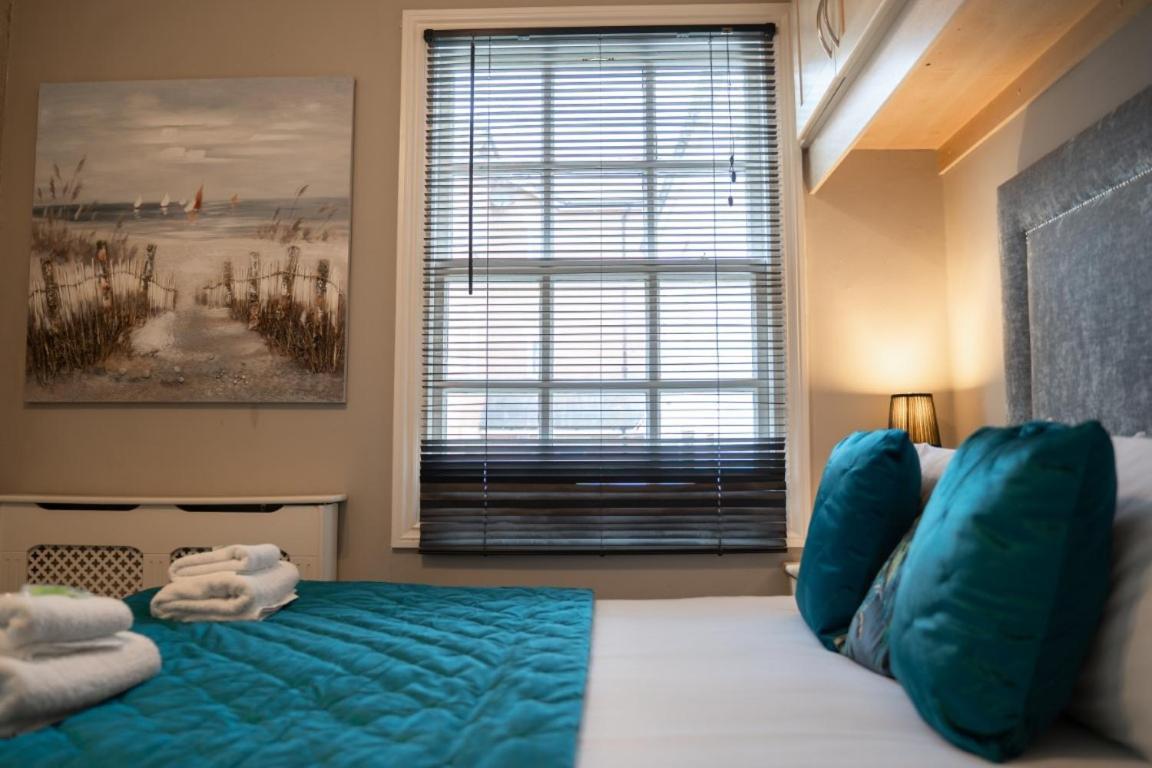 Perfectly Located Central Chester Town House -2Br ภายนอก รูปภาพ
