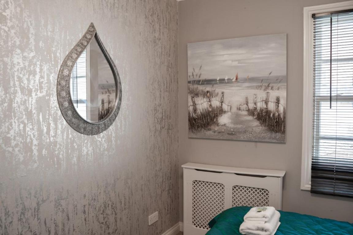 Perfectly Located Central Chester Town House -2Br ภายนอก รูปภาพ