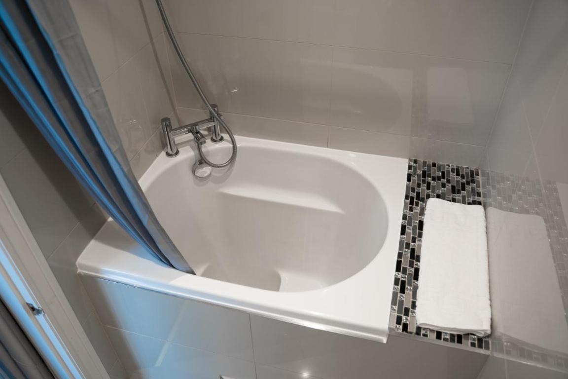 Perfectly Located Central Chester Town House -2Br ภายนอก รูปภาพ