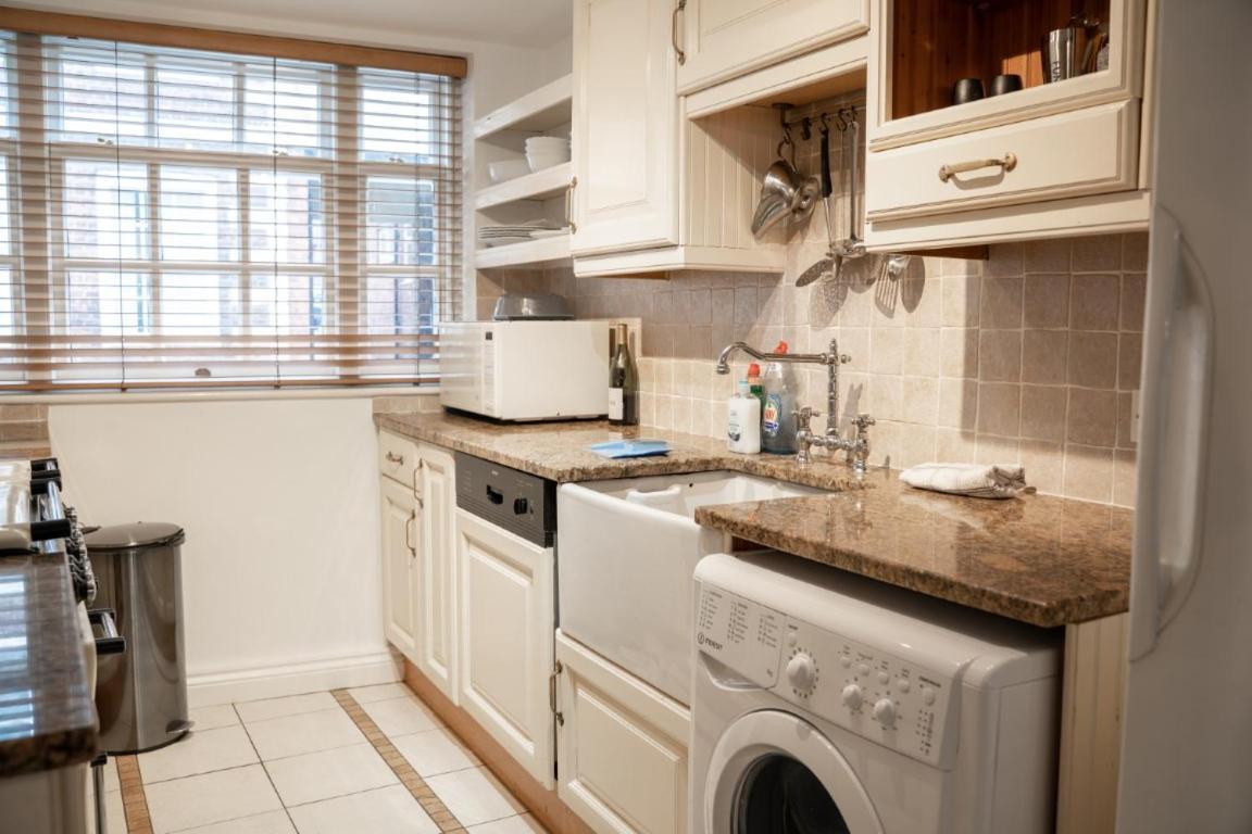 Perfectly Located Central Chester Town House -2Br ภายนอก รูปภาพ
